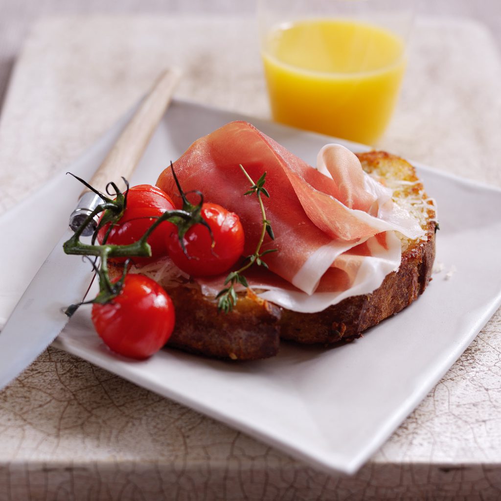 French toast alle erbe con Prosciutto di Parma e pomodori
