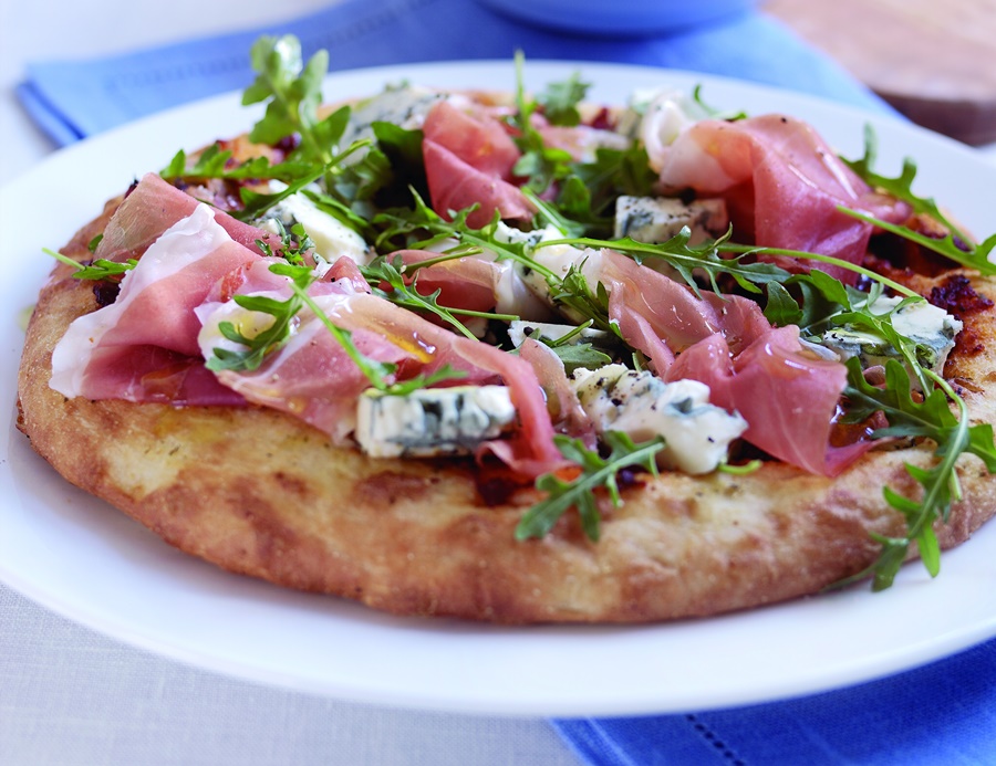 Pizza al Prosciutto di Parma, rucola e formaggio erborinato | Consorzio ...