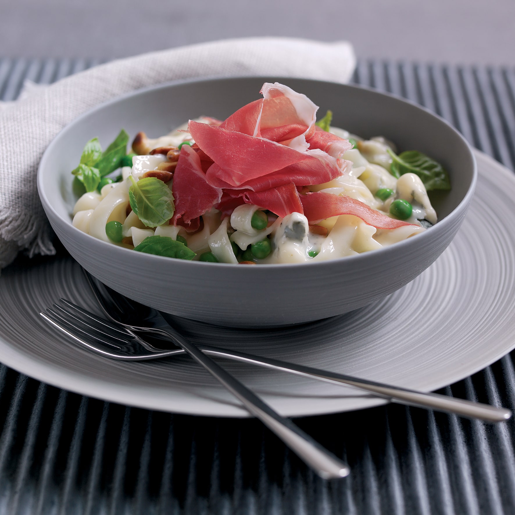 Tagliatelle con Prosciutto di Parma, piselli e formaggi Consorzio del