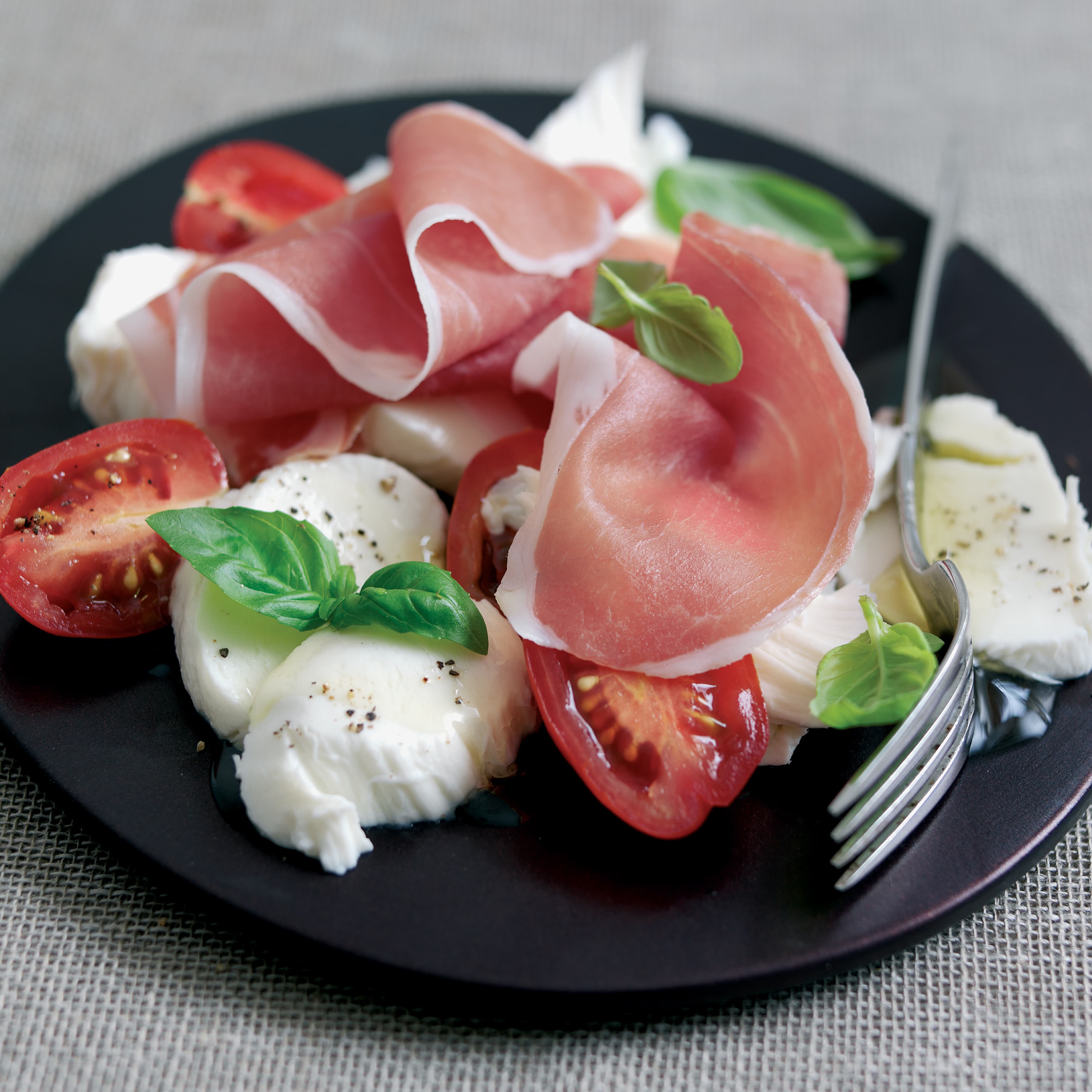Insalata con Prosciutto di Parma, mozzarella, pomodoro e basilico