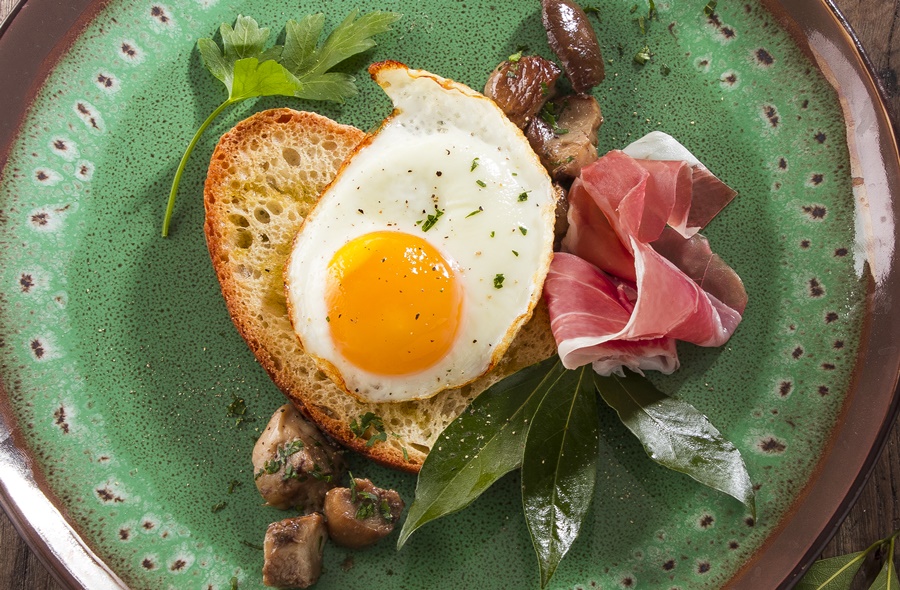Bruschetta con Prosciutto di Parma, uova all'occhio di bue e funghi